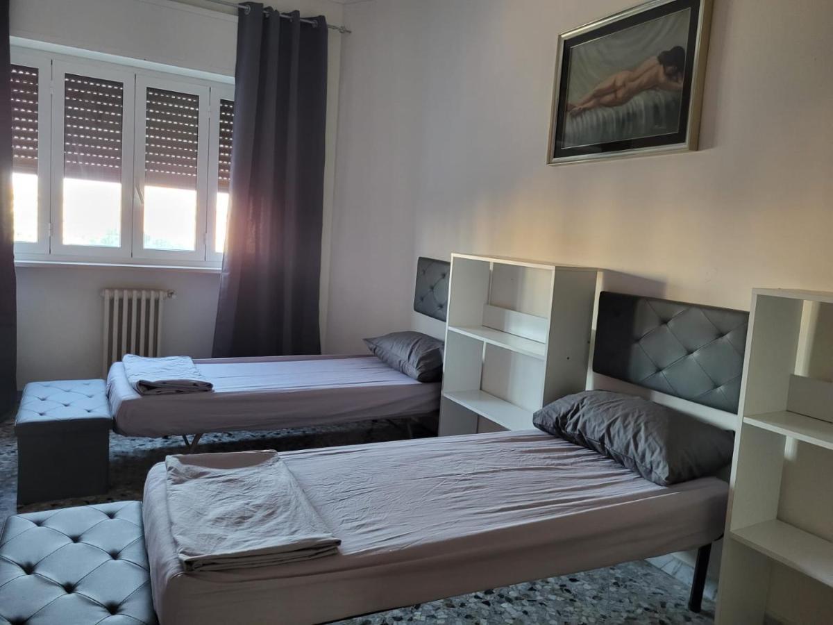 Vittoria Alata Hotel Bari Bagian luar foto